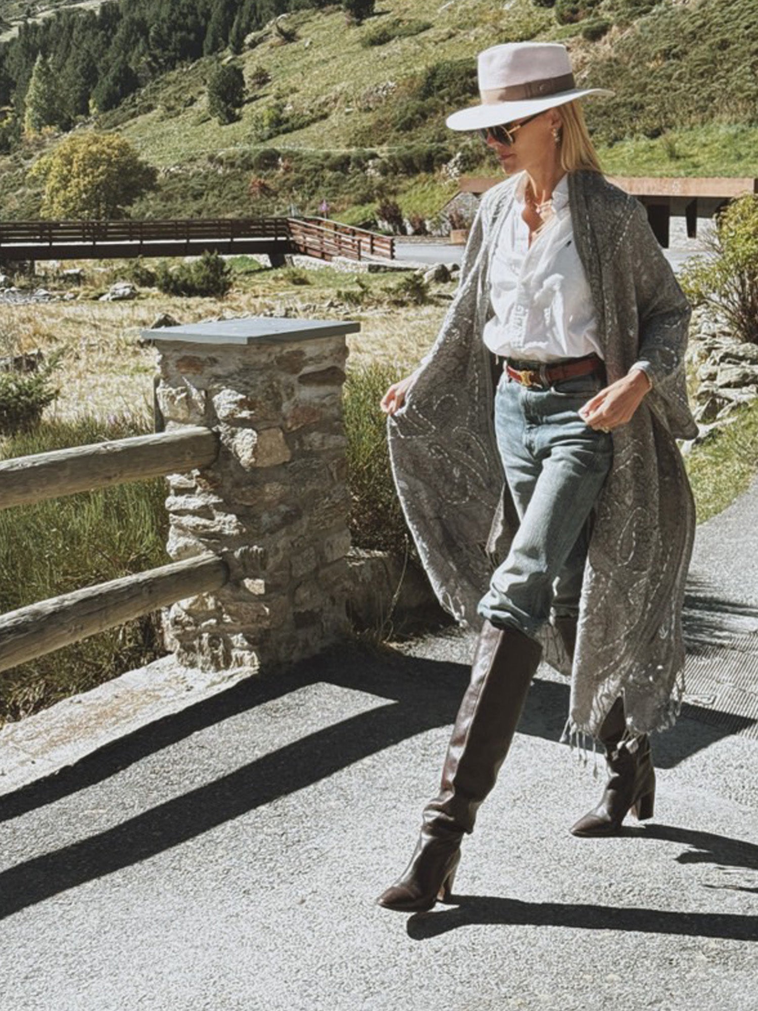 Amoha Poncho Grey & Cream