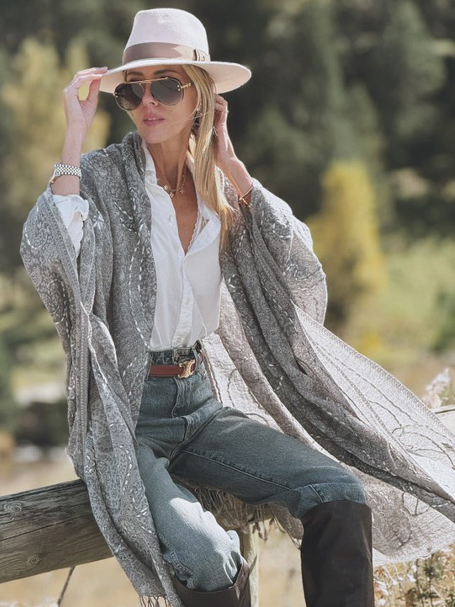 Amoha Poncho Grey & Cream