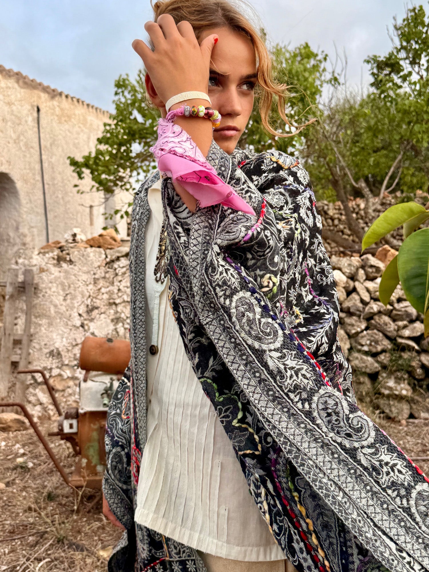 Amoha Poncho Black & Colors