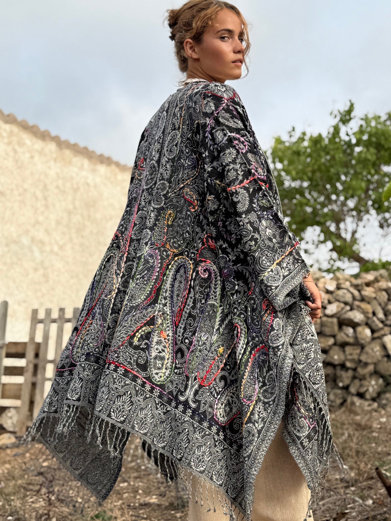 Amoha Poncho Black & Colors