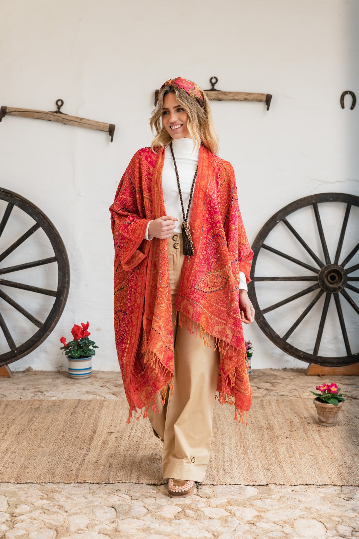 Binissaida Poncho Classic Embroidey Fucsia