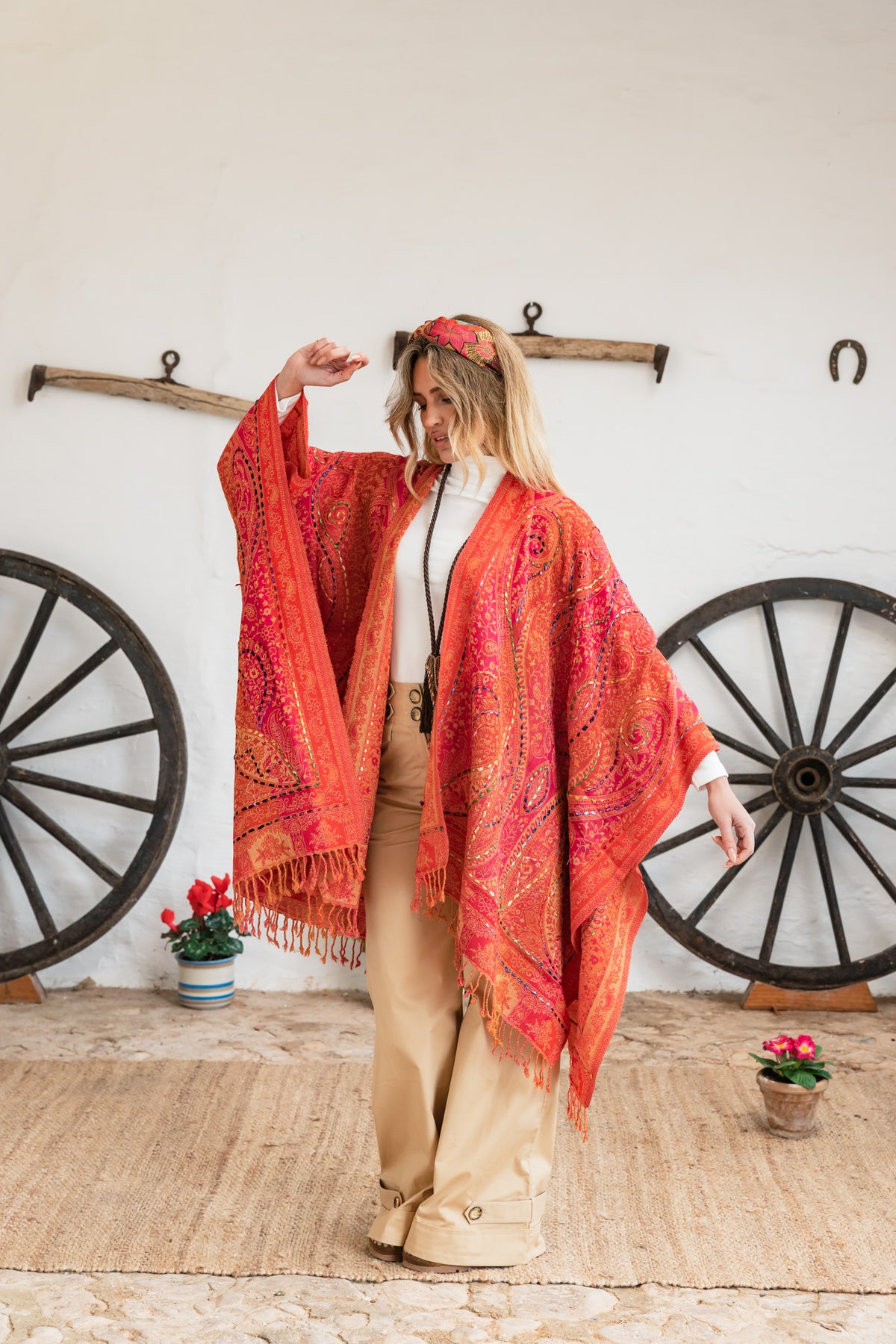 Binissaida Poncho Classic Embroidey Fucsia