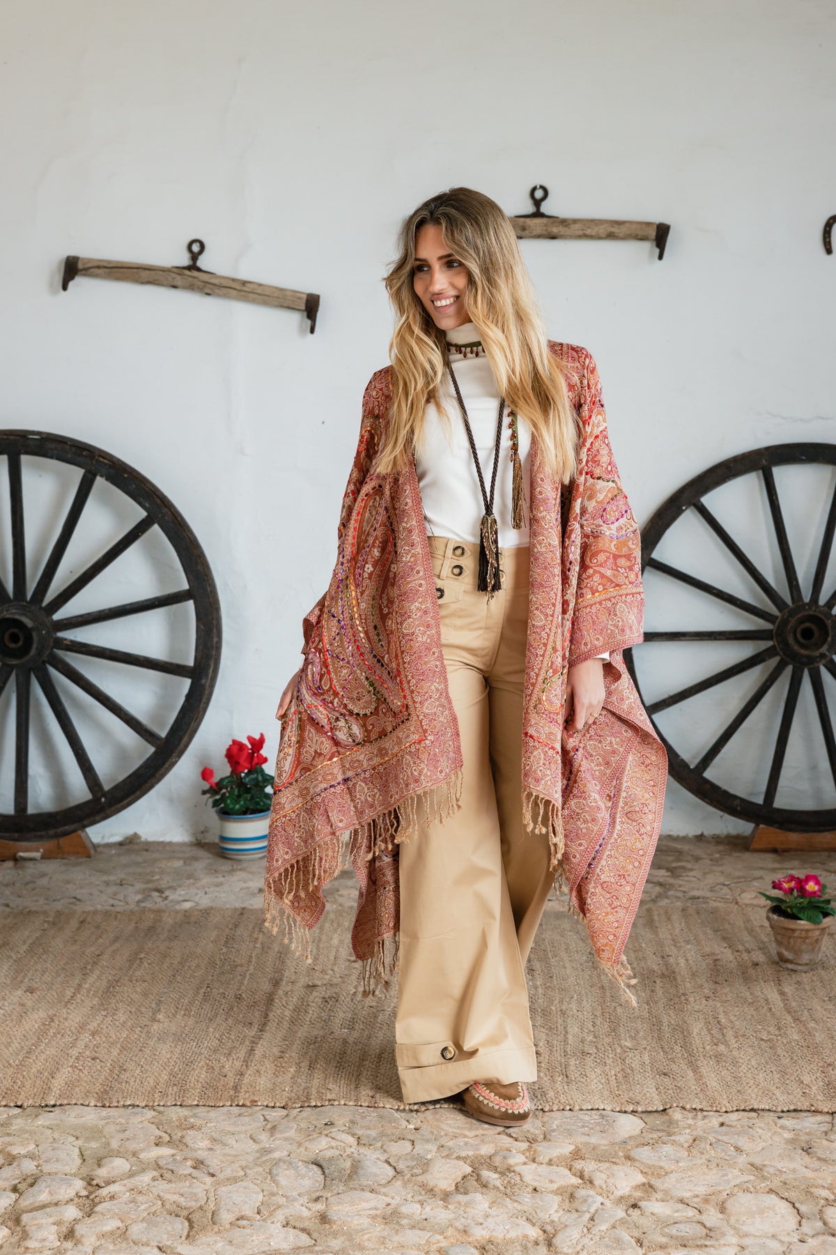 Binissaida Poncho Classic Embroidey Toste