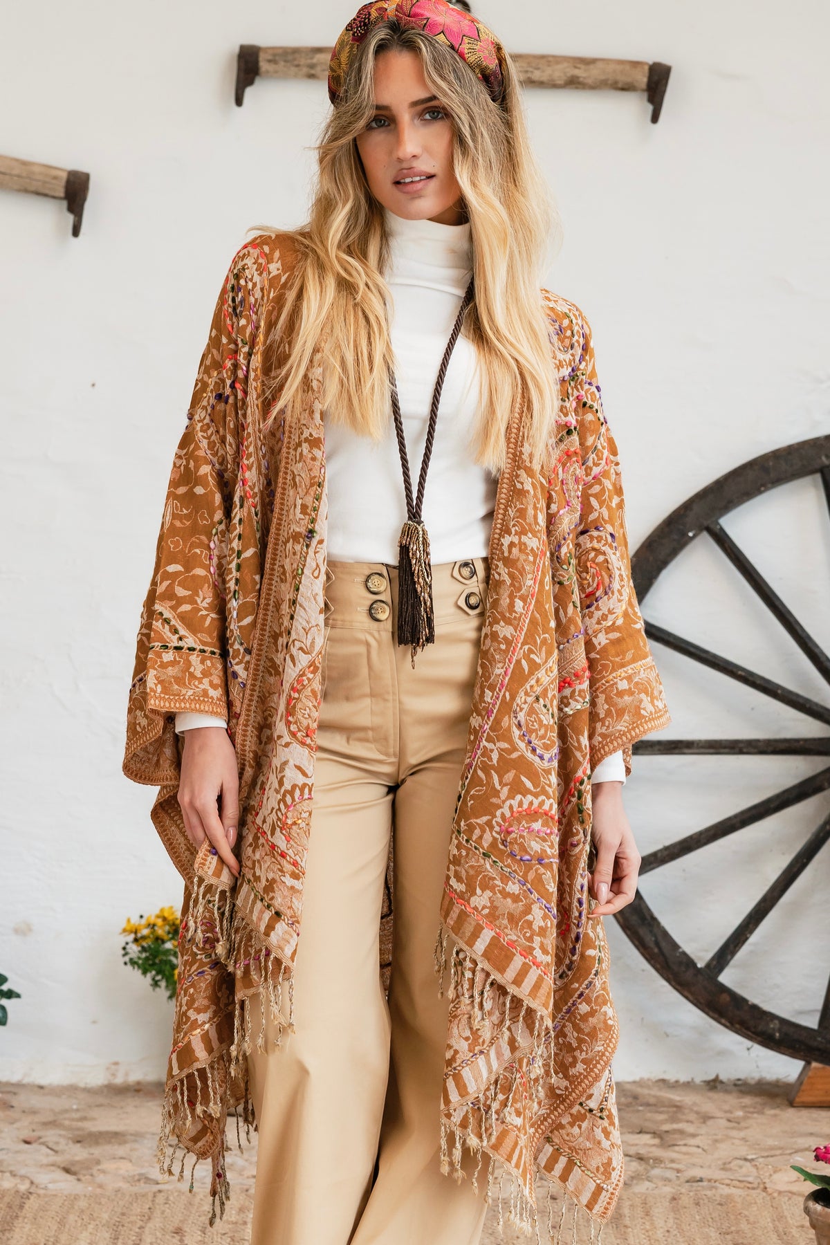 Binissaida Poncho Classic Embroidey Mostaza
