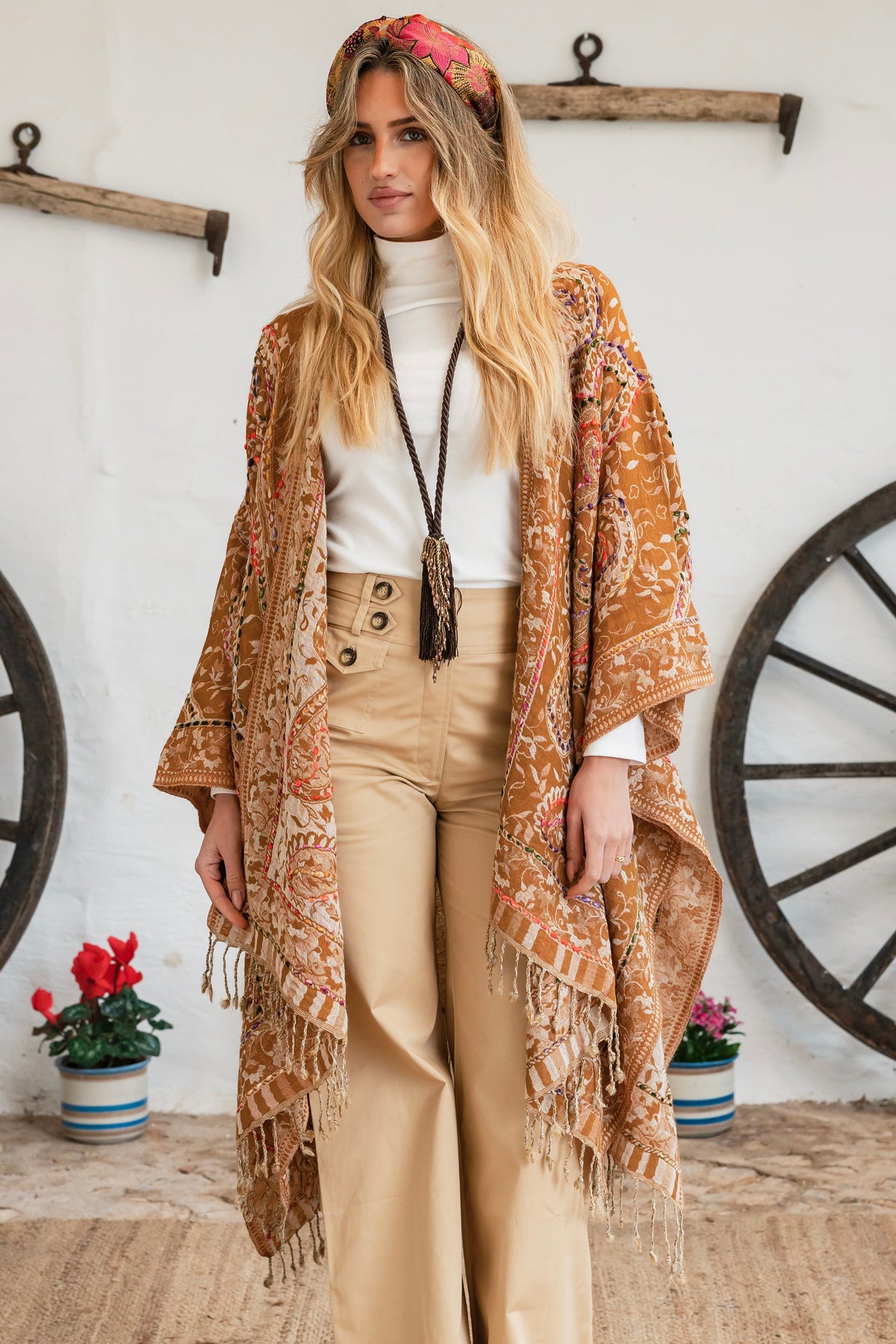 Binissaida Poncho Classic Embroidey Mostaza
