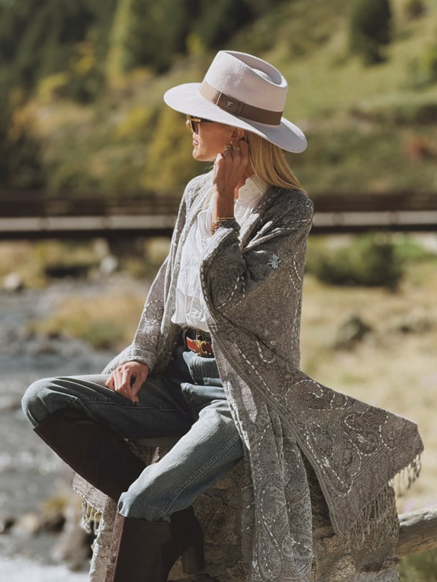 Amoha Poncho Grey & Cream (B2B)
