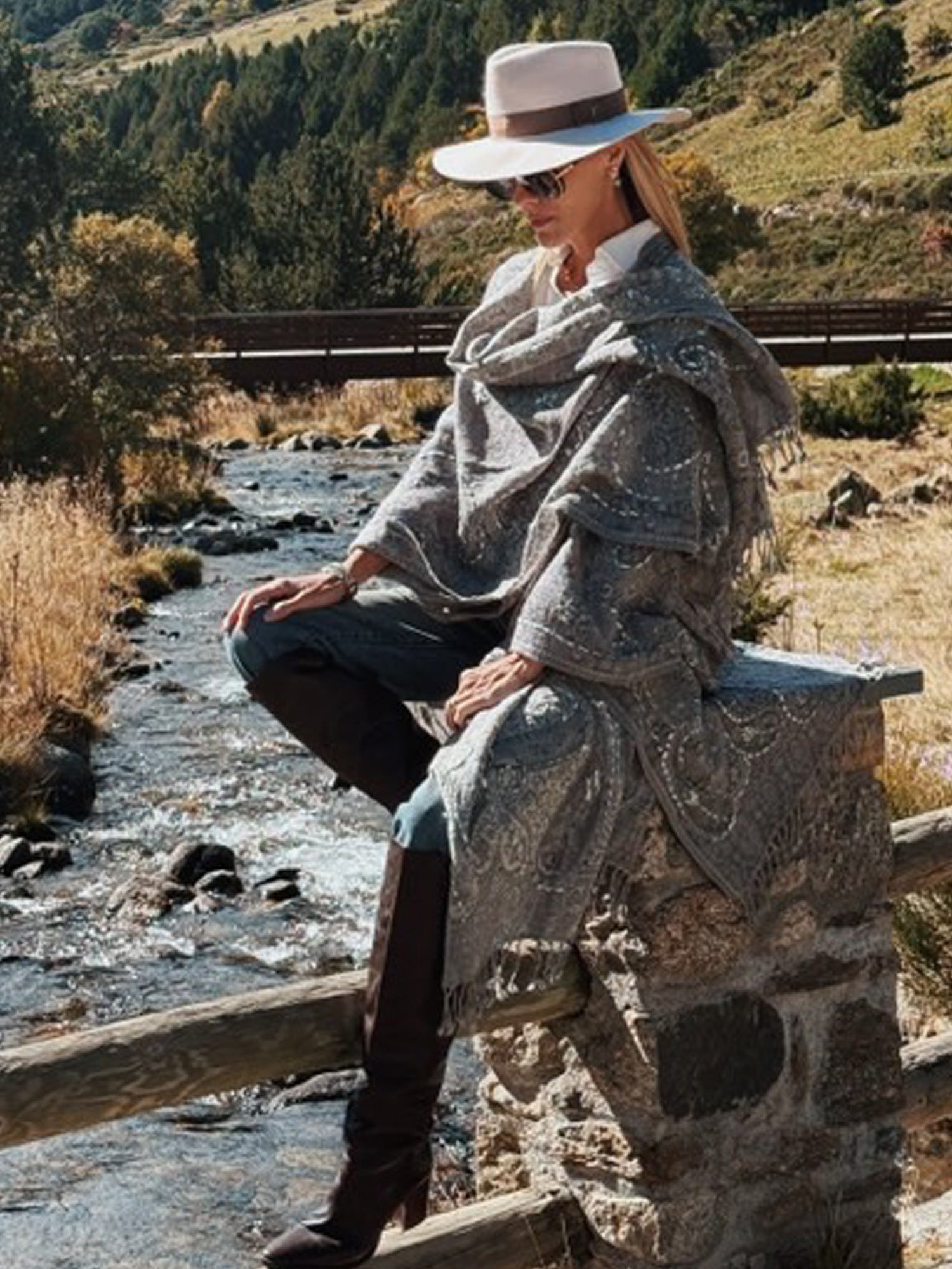 Amoha Poncho Grey & Cream (B2B)
