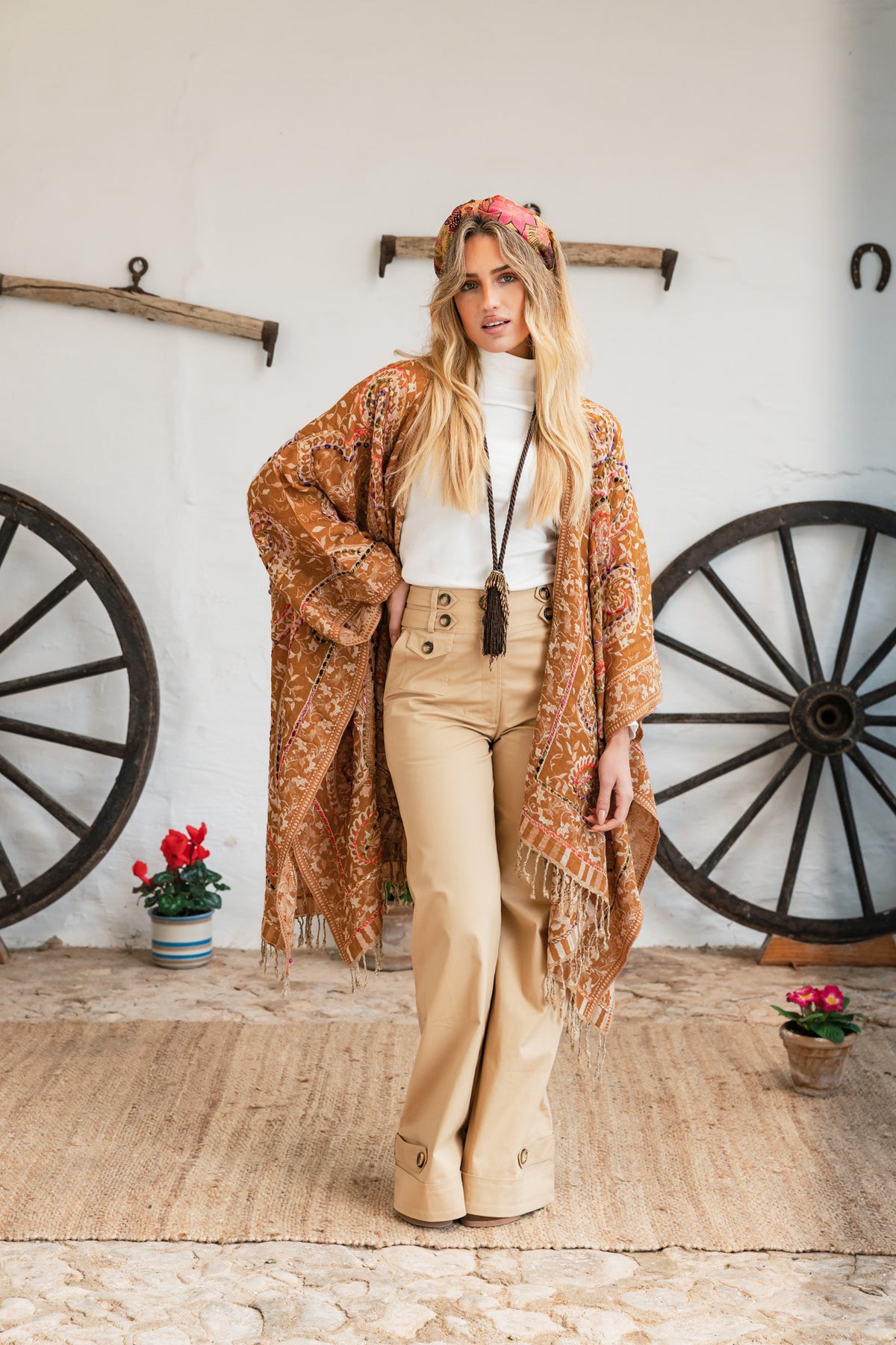 Binissaida Poncho Classic Embroidey Mostaza