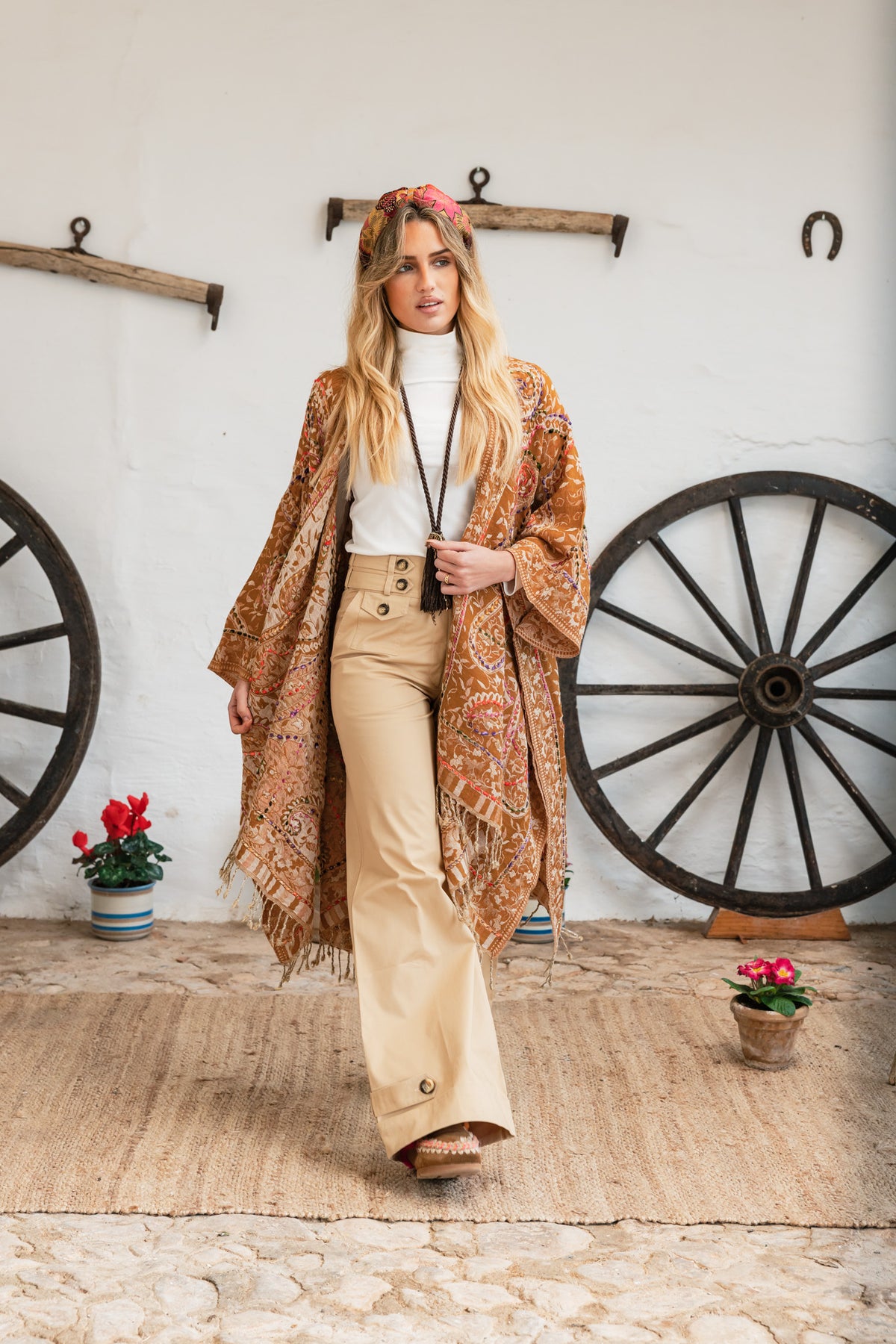 Binissaida Poncho Classic Embroidey Mostaza