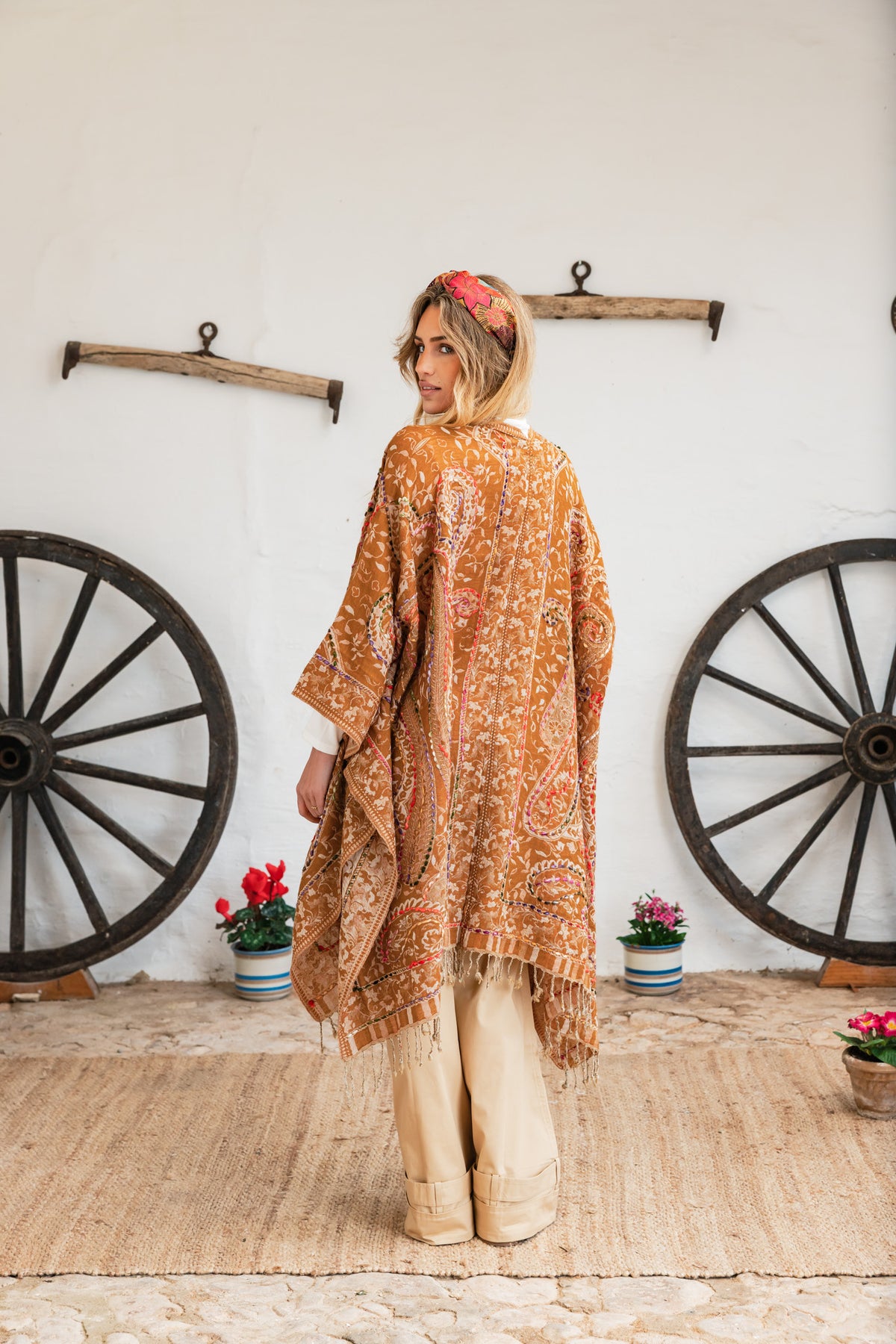 Binissaida Poncho Classic Embroidey Mostaza