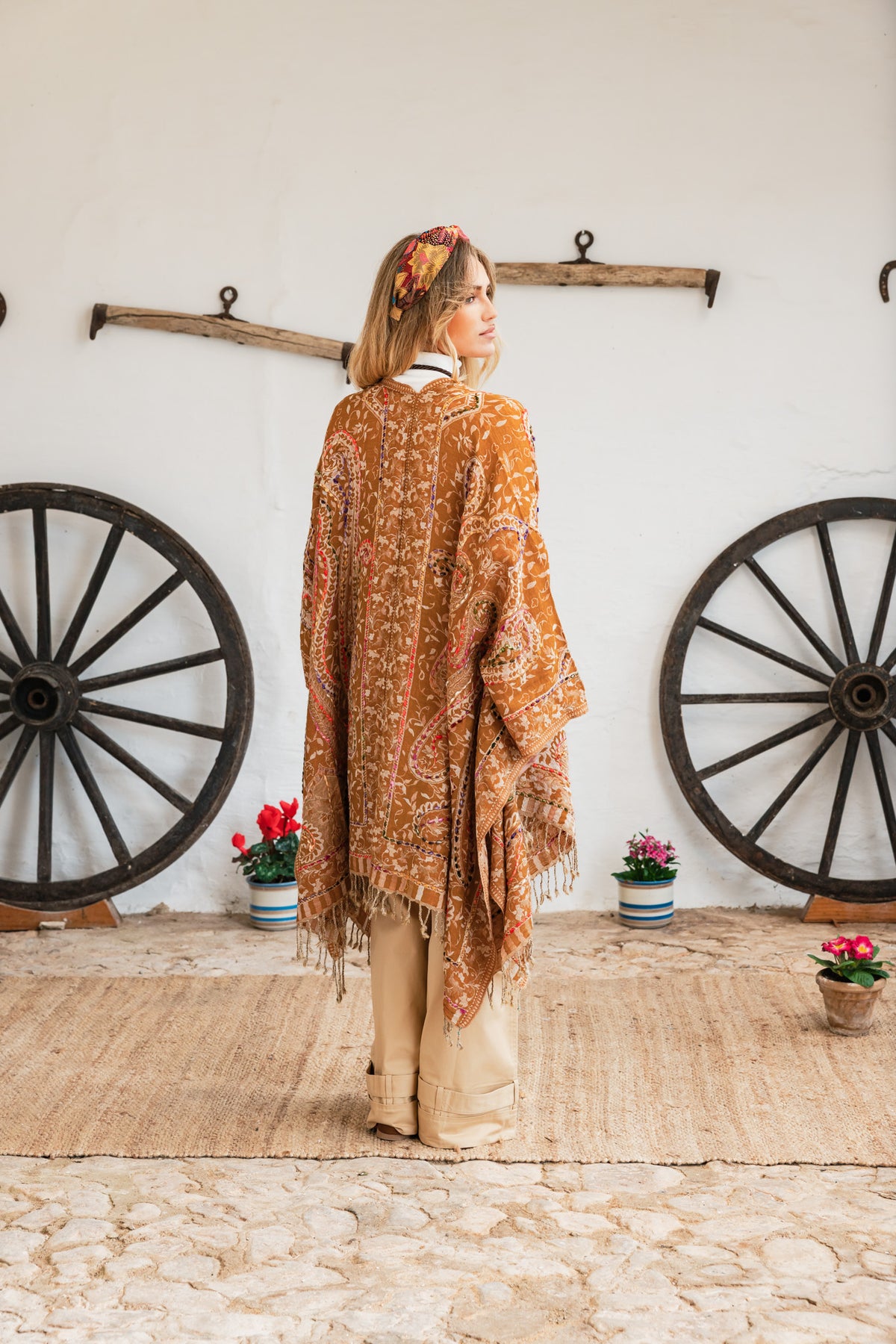 Binissaida Poncho Classic Embroidey Mostaza
