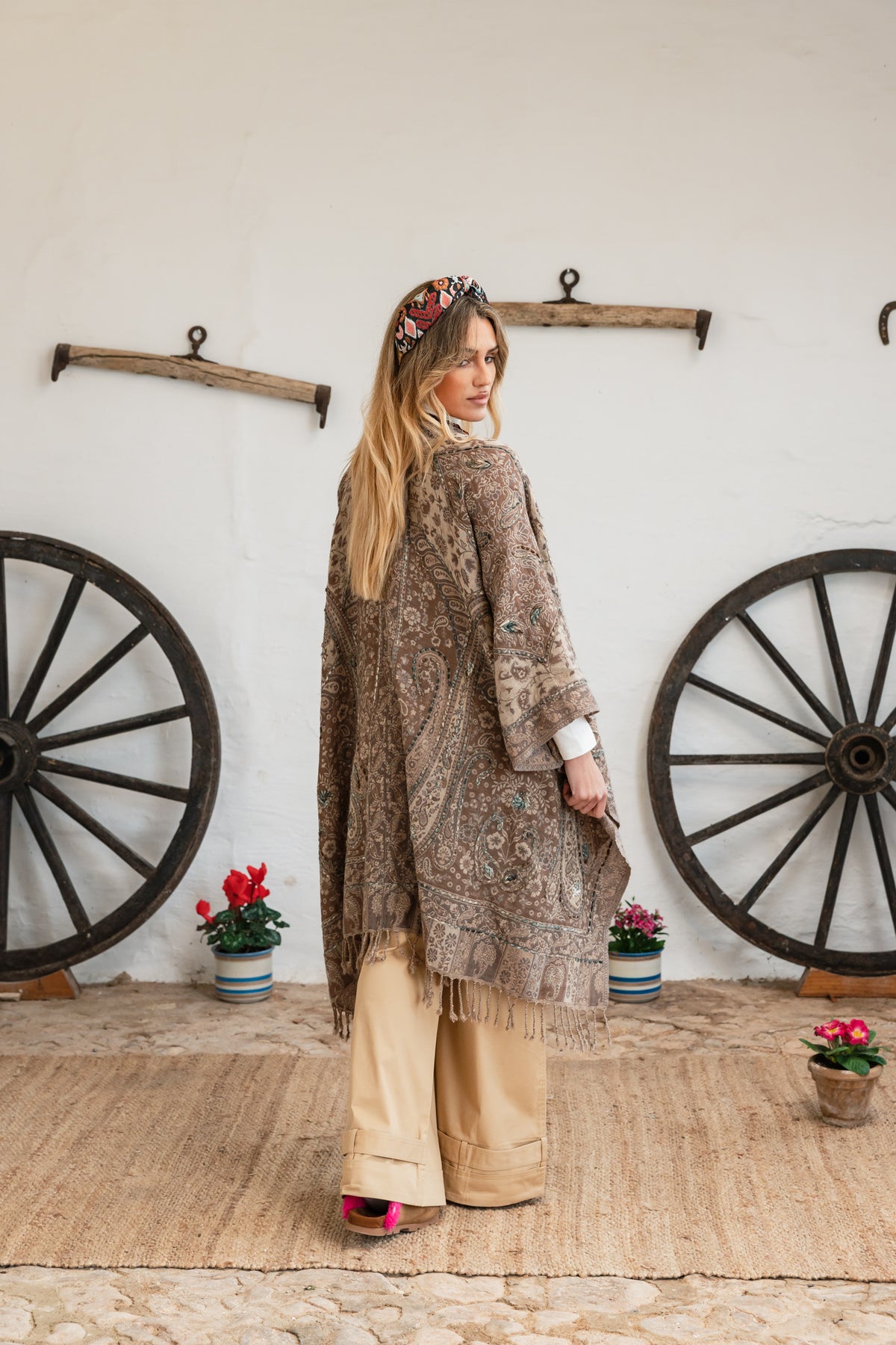 Binissaida Poncho Classic Embroidey Grey