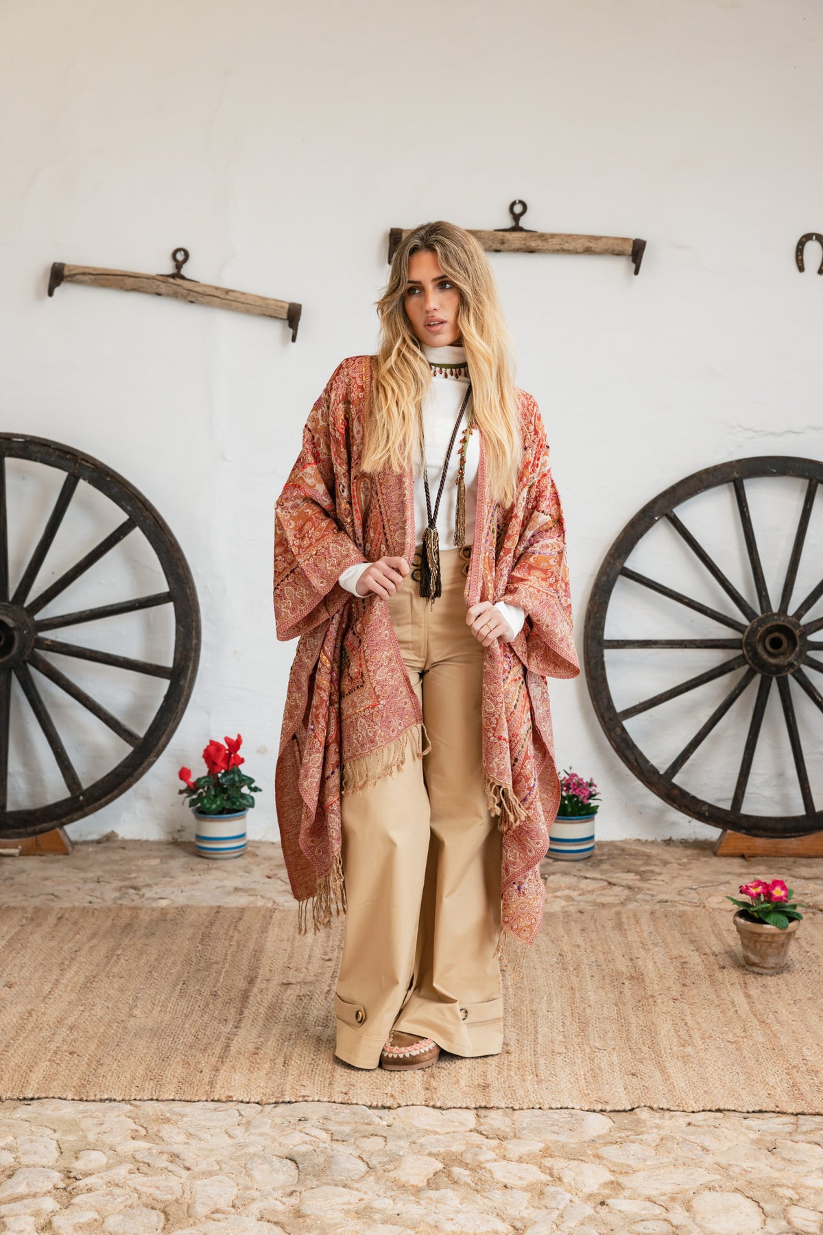 Binissaida Poncho Classic Embroidey Toste