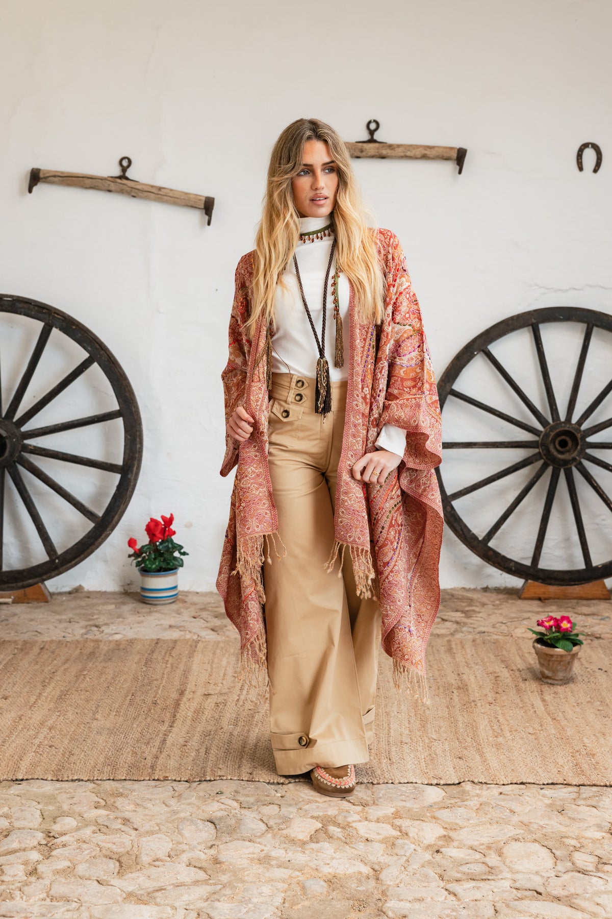 Binissaida Poncho Classic Embroidey Toste