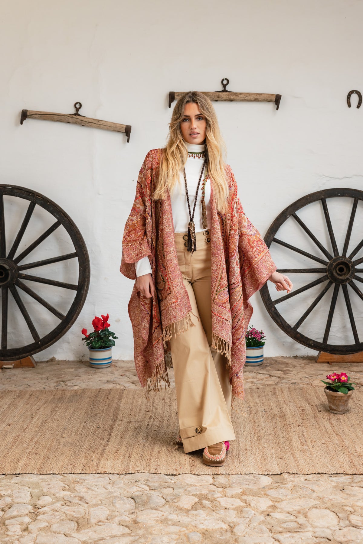 Binissaida Poncho Classic Embroidey Toste
