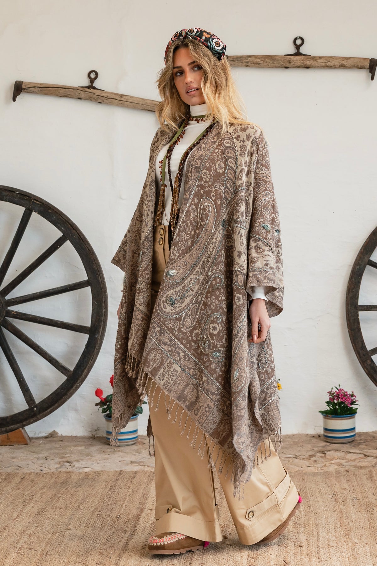 Binissaida Poncho Classic Embroidey 