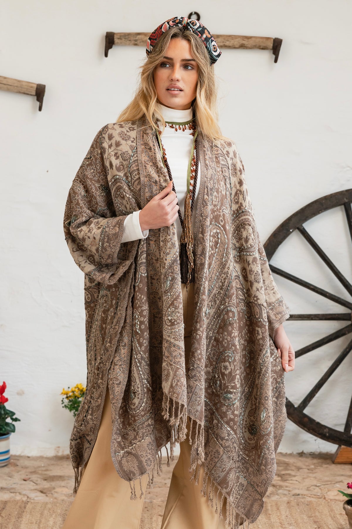 Binissaida Poncho Classic Embroidey 