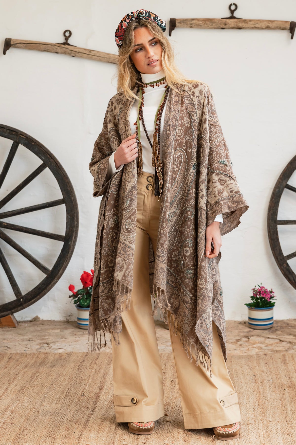 Binissaida Poncho Classic Embroidey 