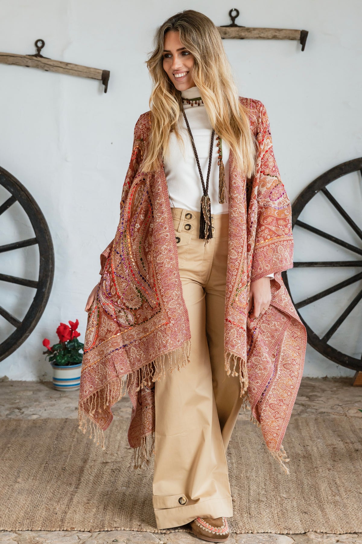Binissaida Poncho Classic Embroidey 