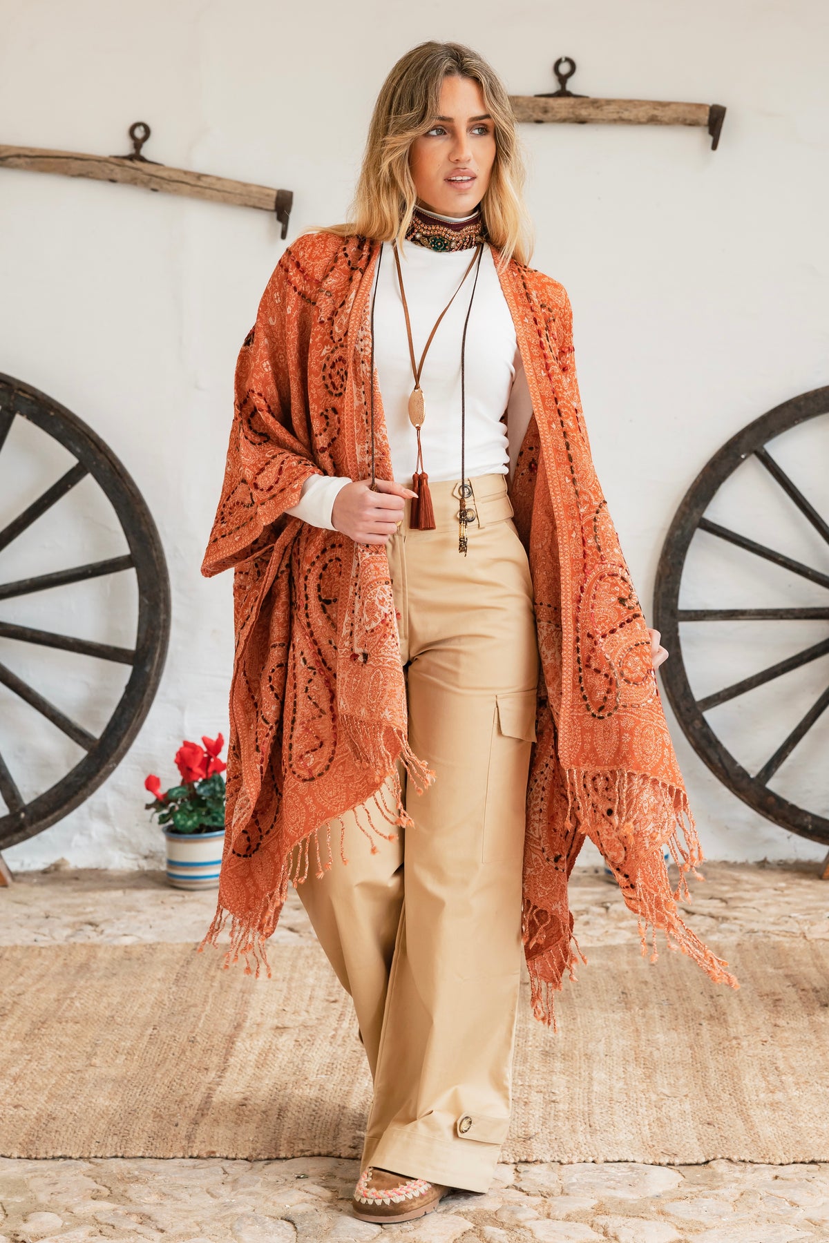 Binissaida Poncho Classic Embroidey 