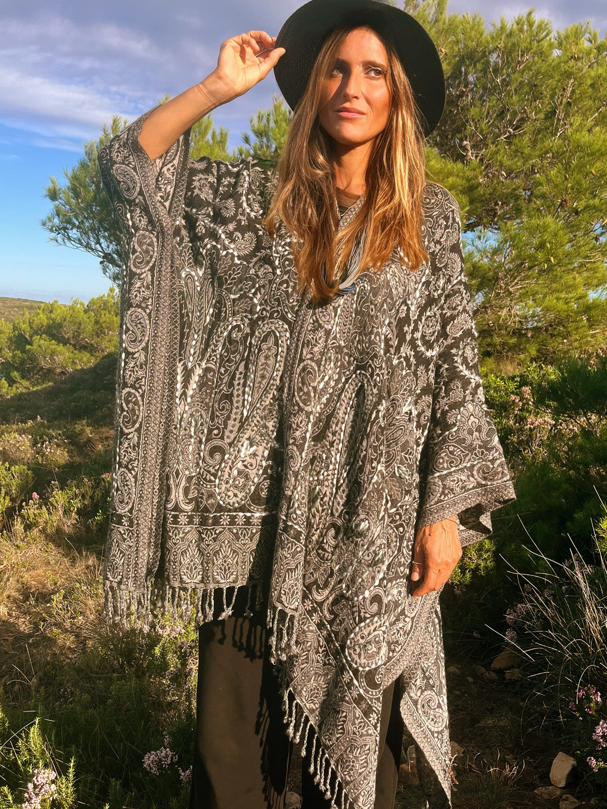Amoha  Poncho Grey & Cream