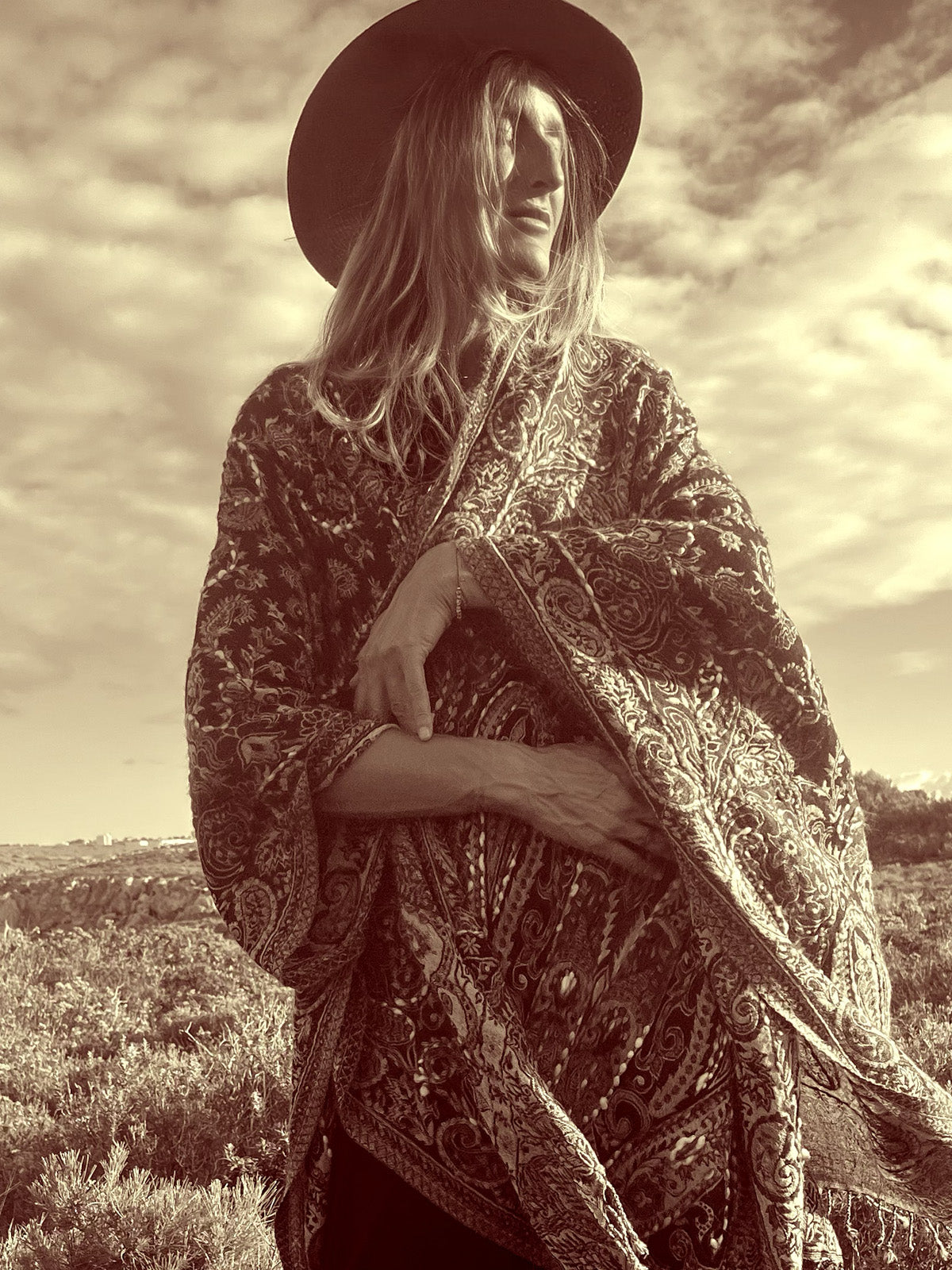 Amoha  Poncho Grey & Cream