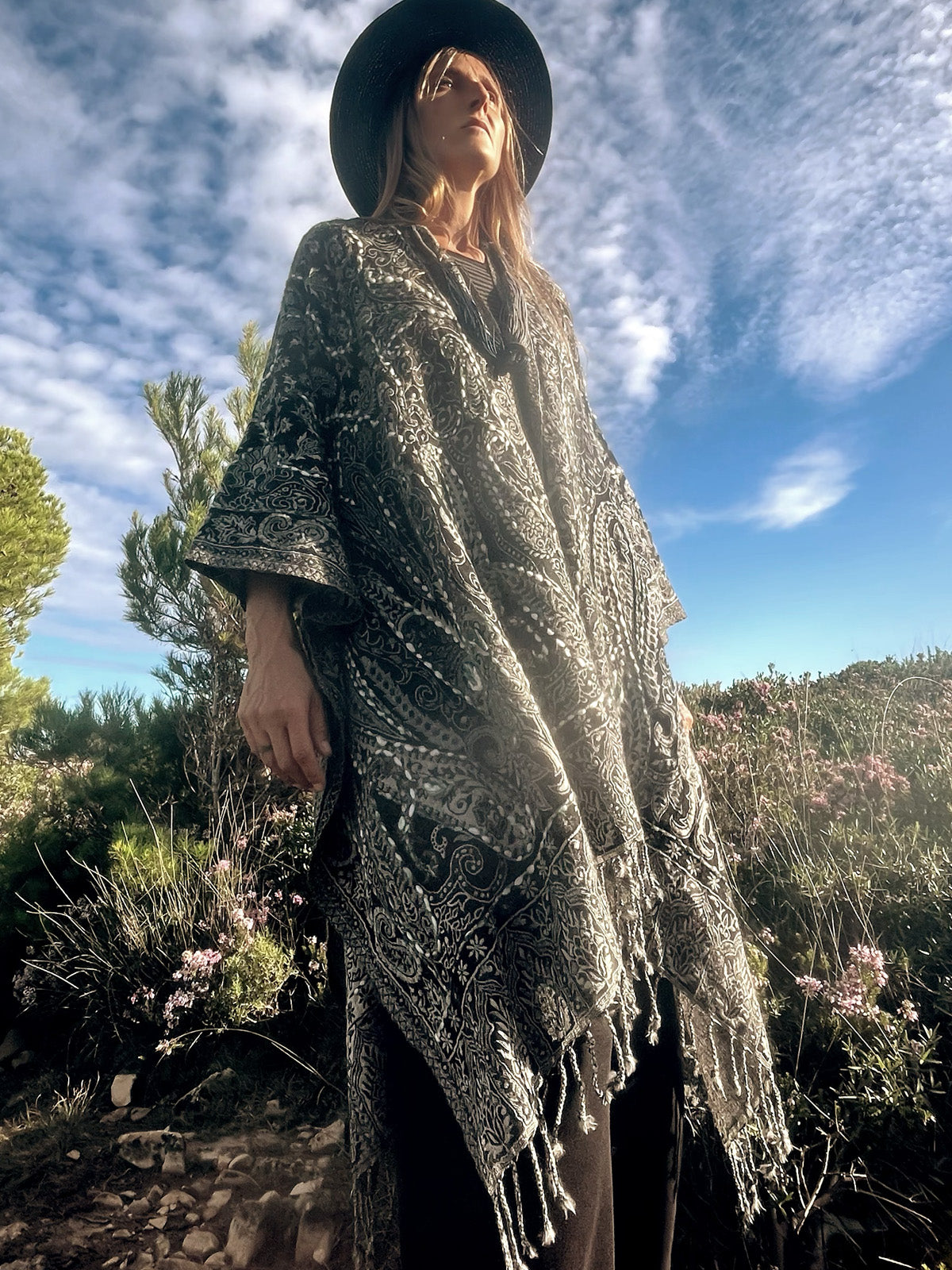 Amoha  Poncho Grey & Cream